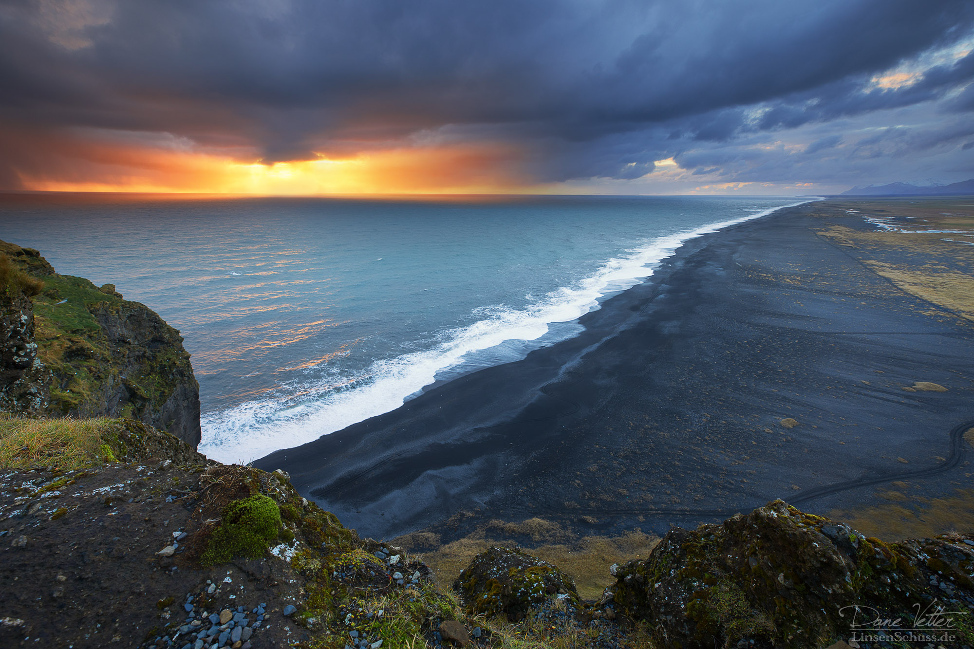 Der endlose schwarze Sandstrand